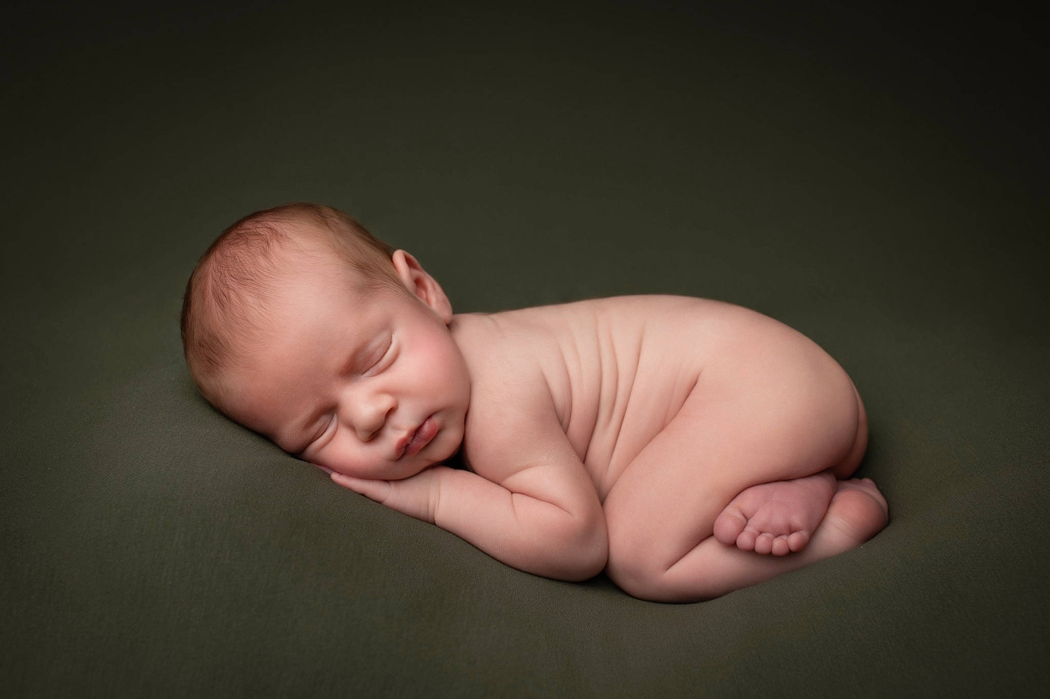 Roman a rejoint le concours — aidez-le/la à gagner de superbes lots ! art, baby, baby_toddler_clothing, cheek, child, comfort, darkness, elbow, flash_photography, flesh, flooring, hardwood, person, portrait, portrait_photography, room, sitting, skin, stomach, toddler