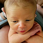 Maël participe au concours pour gagner de l'argent avec cette photo : baby, infant, arms, face, skin, person, closeup, resting, curious, expression, blanket, background, holding, chest, newborn, head, young, portrait, indoors, human