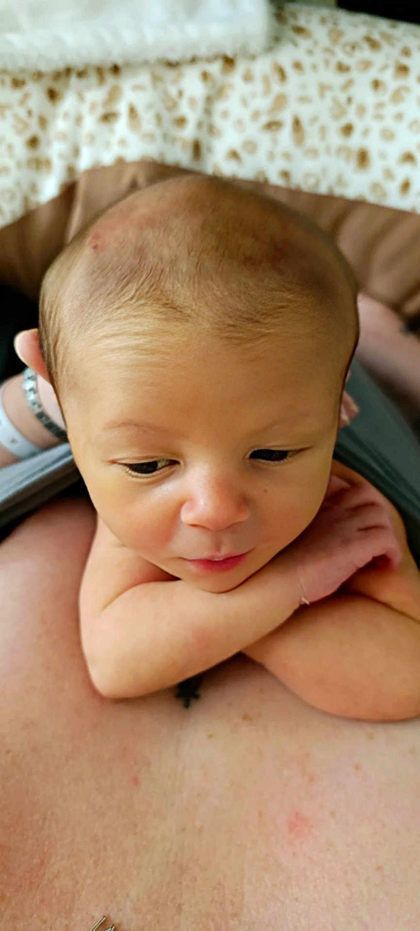 Maël participe au concours pour gagner de l'argent avec cette photo : baby, infant, arms, face, skin, person, closeup, resting, curious, expression, blanket, background, holding, chest, newborn, head, young, portrait, indoors, human