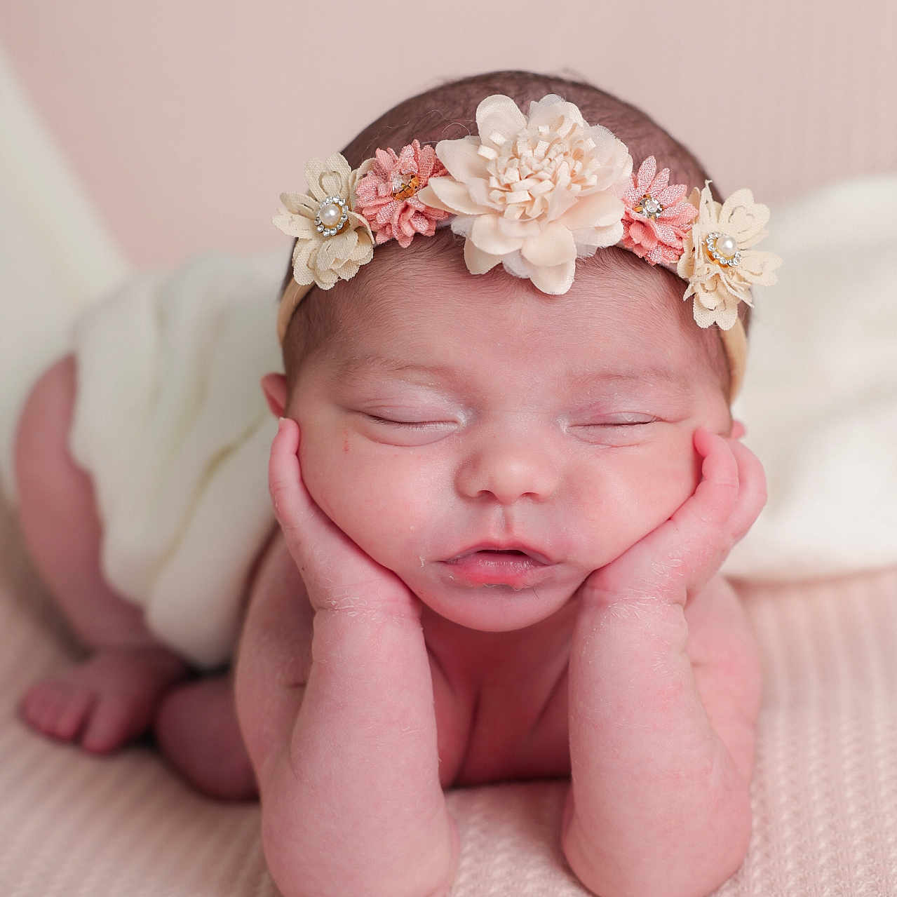 Marylia a rejoint le concours — aidez-le/la à gagner de superbes lots ! adorable, baby, blanket, child, closeup, cute, face, flower_headband, hands, head, infant, lying_down, newborn, peaceful, pink, portrait, resting, skin, sleeping, soft_texture
