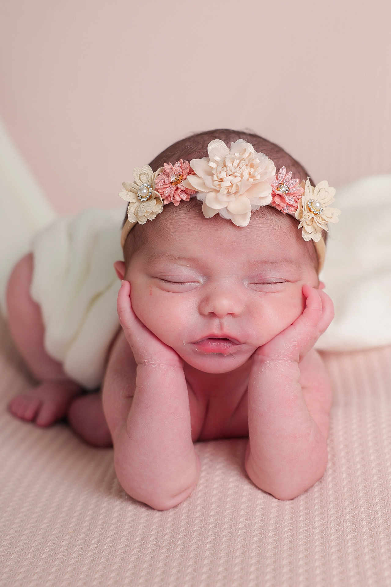 Marylia a rejoint le concours — aidez-le/la à gagner de superbes lots ! baby, newborn, infant, sleeping, hands, face, flower_headband, pink, soft_texture, cute, portrait, skin, peaceful, child, head, closeup, resting, adorable, lying_down, blanket