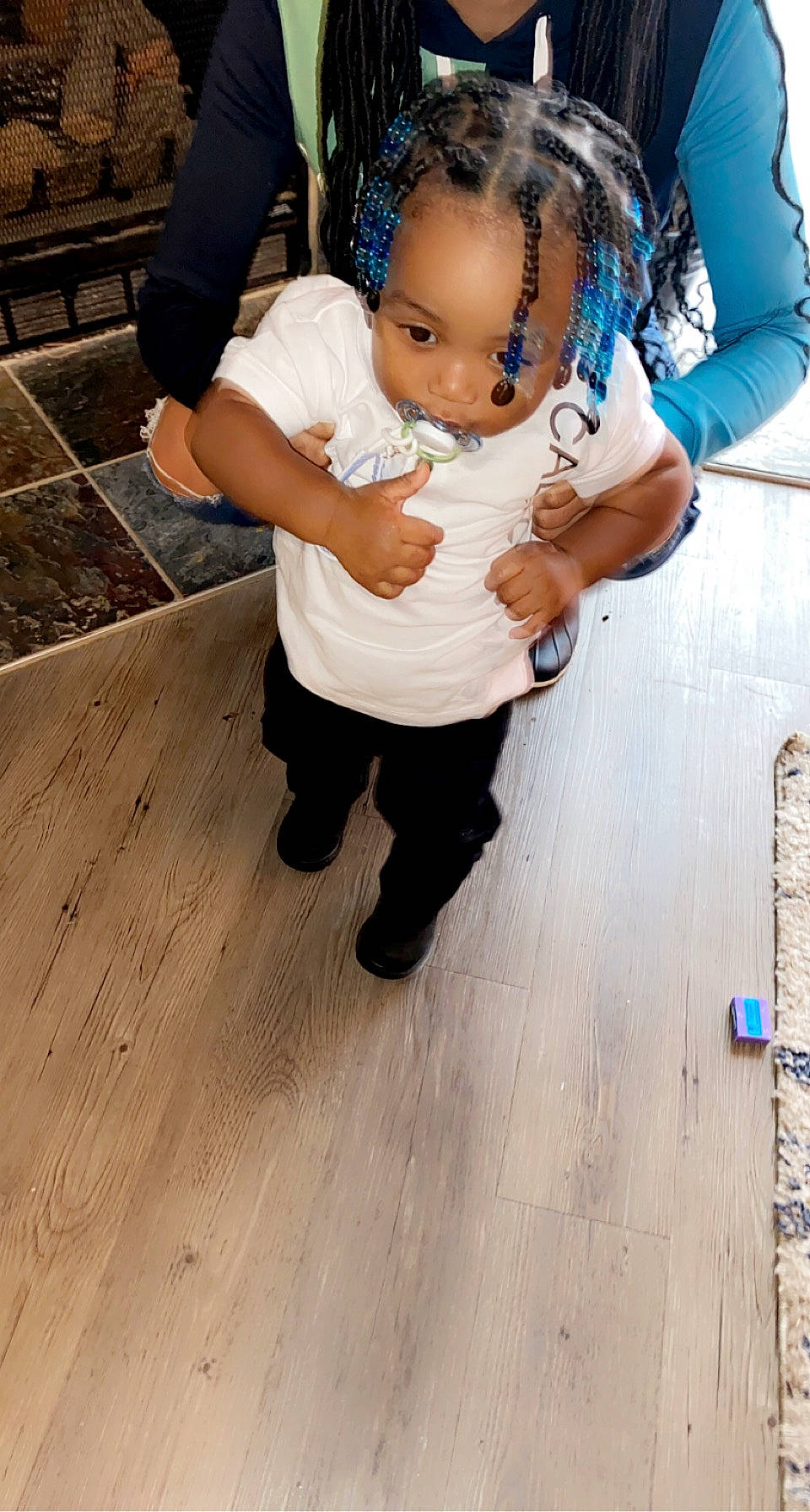 Maurice is registered to the contest to win money with this photo: arm, baby, bracelet, child, event, fashion_accessory, floor, flooring, fun, gesture, happy, hardwood, jewellery, leisure, person, sandal, sitting, toddler, wood, wood_flooring