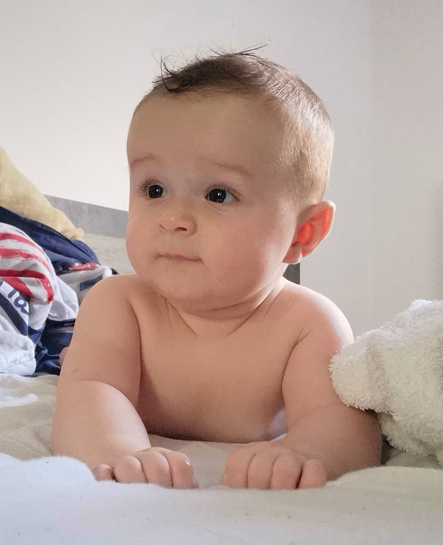 Connor a rejoint le concours — aidez-le/la à gagner de superbes lots ! arm, baby, baby_toddler_clothing, cheek, chest, child, comfort, eye, eyebrow, hand, happy, human_body, iris, lip, mouth, nose, person, sitting, skin, stomach
