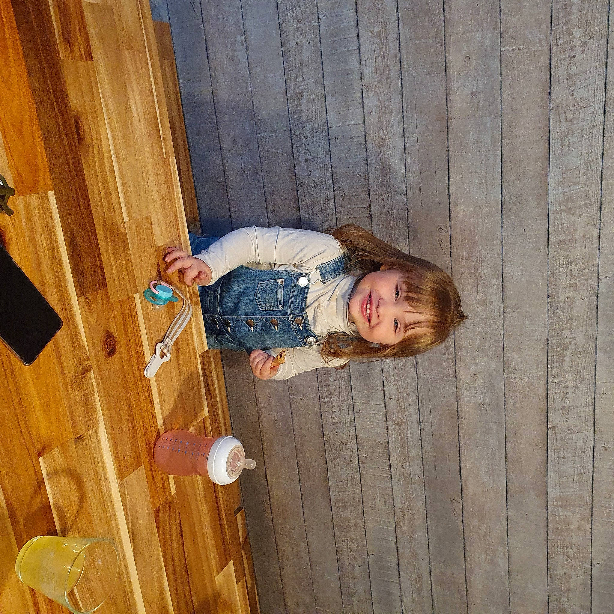 Clara a rejoint le concours — aidez-le/la à gagner de superbes lots ! building, ceiling, child, concrete, floor, flooring, fun, hardwood, joy, leisure, pattern, person, plywood, recreation, sitting, toddler, tree, varnish, wood, wood_flooring