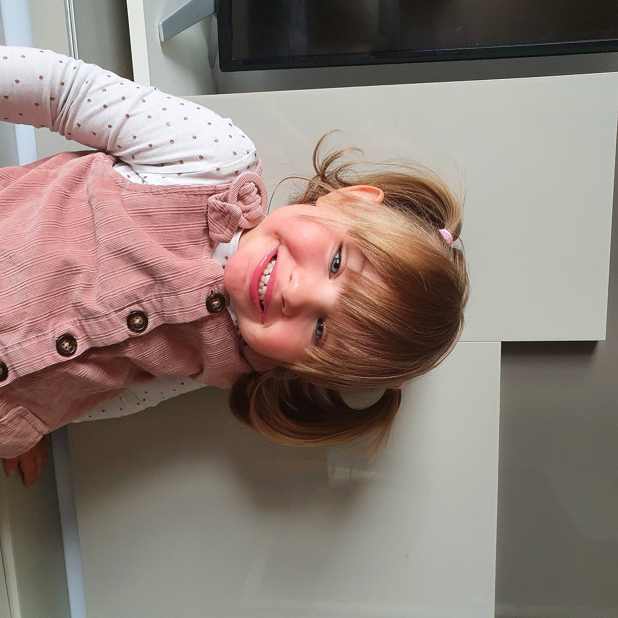 Clara participe au concours pour gagner de l'argent avec cette photo : brown_hair, child, chin, comfort, eyelash, fun, fur, happy, joy, lip, mouth, neck, nose, person, portrait_photography, room, shoulder, sitting, sleep, sleeve