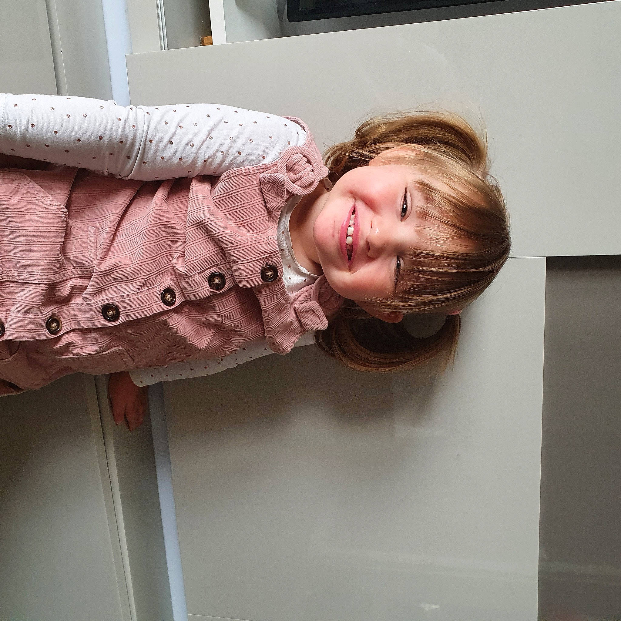 Clara participe au concours pour gagner de l'argent avec cette photo : beauty, blond, brown_hair, child, comfort, eye, fur, happy, joy, lip, magenta, pattern, person, photo_shoot, portrait_photography, room, sitting, sleeve, smile, waist