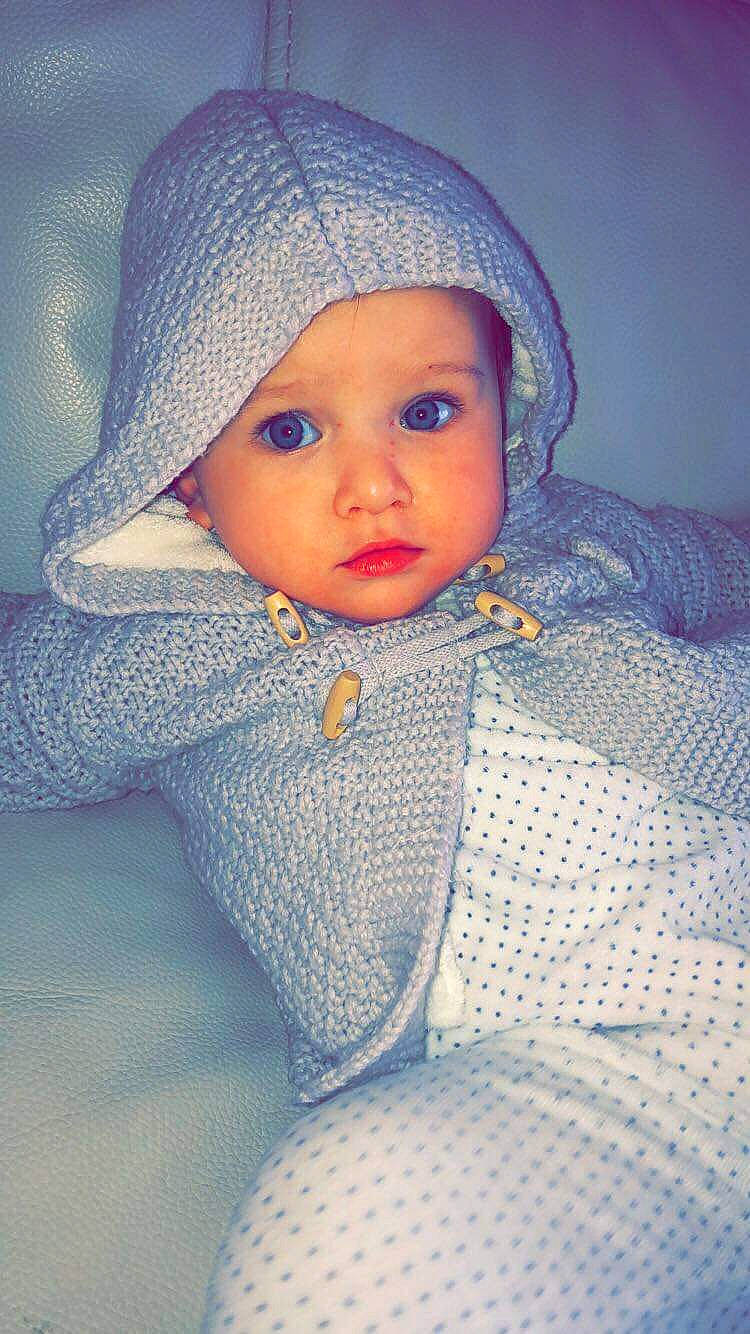 Ema participe au concours pour gagner de l'argent avec cette photo : bonnet, cheek, child, crochet, eye, face, girl, head, headgear, infant, knit_cap, knitting, lip, nose, person, portrait, skin, toddler