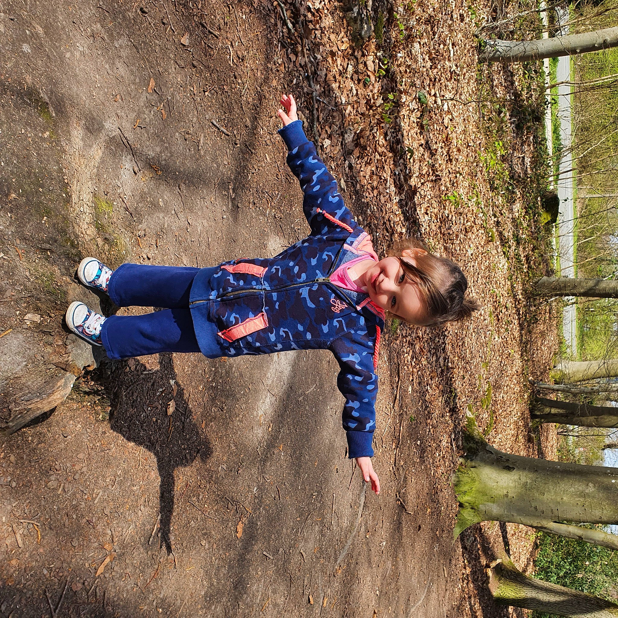 Ema participe au concours pour gagner de l'argent avec cette photo : adventure, denim, electric_blue, extreme_sport, fun, happy, joy, knee, landscape, leisure, outdoor_play_equipment, people_in_nature, person, plant, play, recreation, rope, shadow, soil, toddler