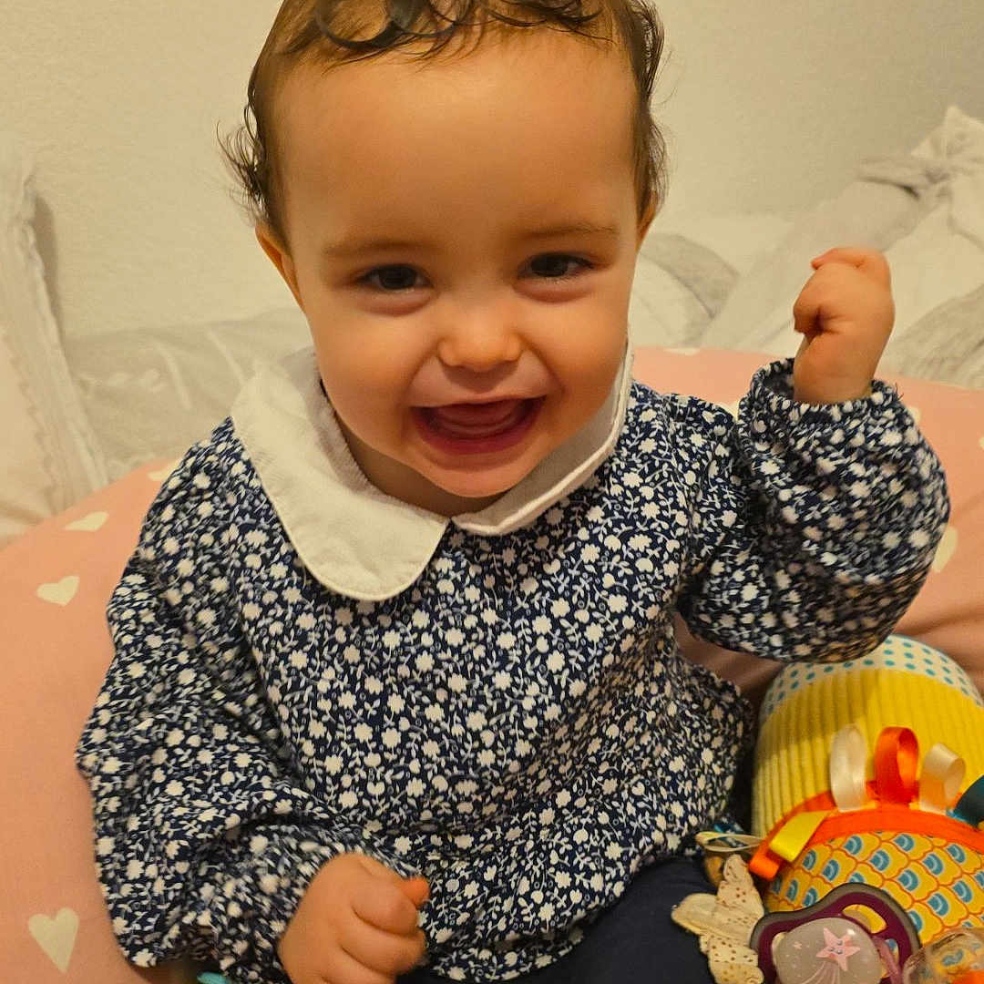 Lexie a rejoint le concours — aidez-le/la à gagner de superbes lots ! baby, bodypart, clothing, couch, cushion, cutlery, dress, face, furniture, happy, head, homedecor, indoors, laughing, pants, person, photography, portrait, sitting, smile