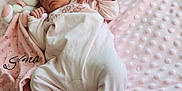 Selma a rejoint le concours — aidez-le/la à gagner de superbes lots ! baby, blanket, brand_name, bunny, child, cozy, cute, headwear, indoors, infant, logo, name, newborn, onesie, pink, plush_toy, portrait, resting, sleeping, soft_texture