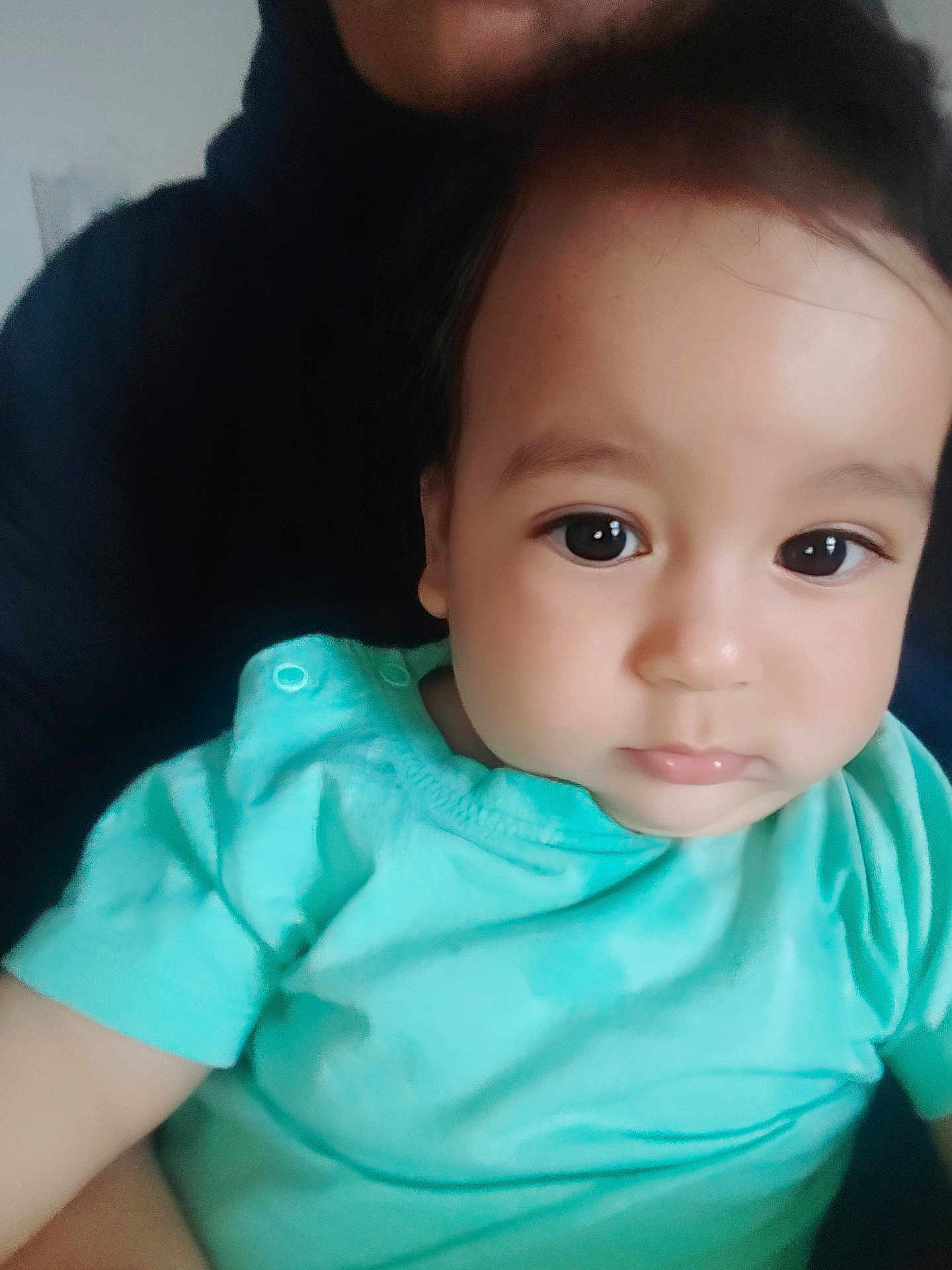 Mohamed Ayoub a rejoint le concours — aidez-le/la à gagner de superbes lots ! baby, calm, child, closeup, clothing, cute, expression, eyes, face, head, holding, human, indoor, infant, person, portrait, sitting, skin, turquoise_shirt, young