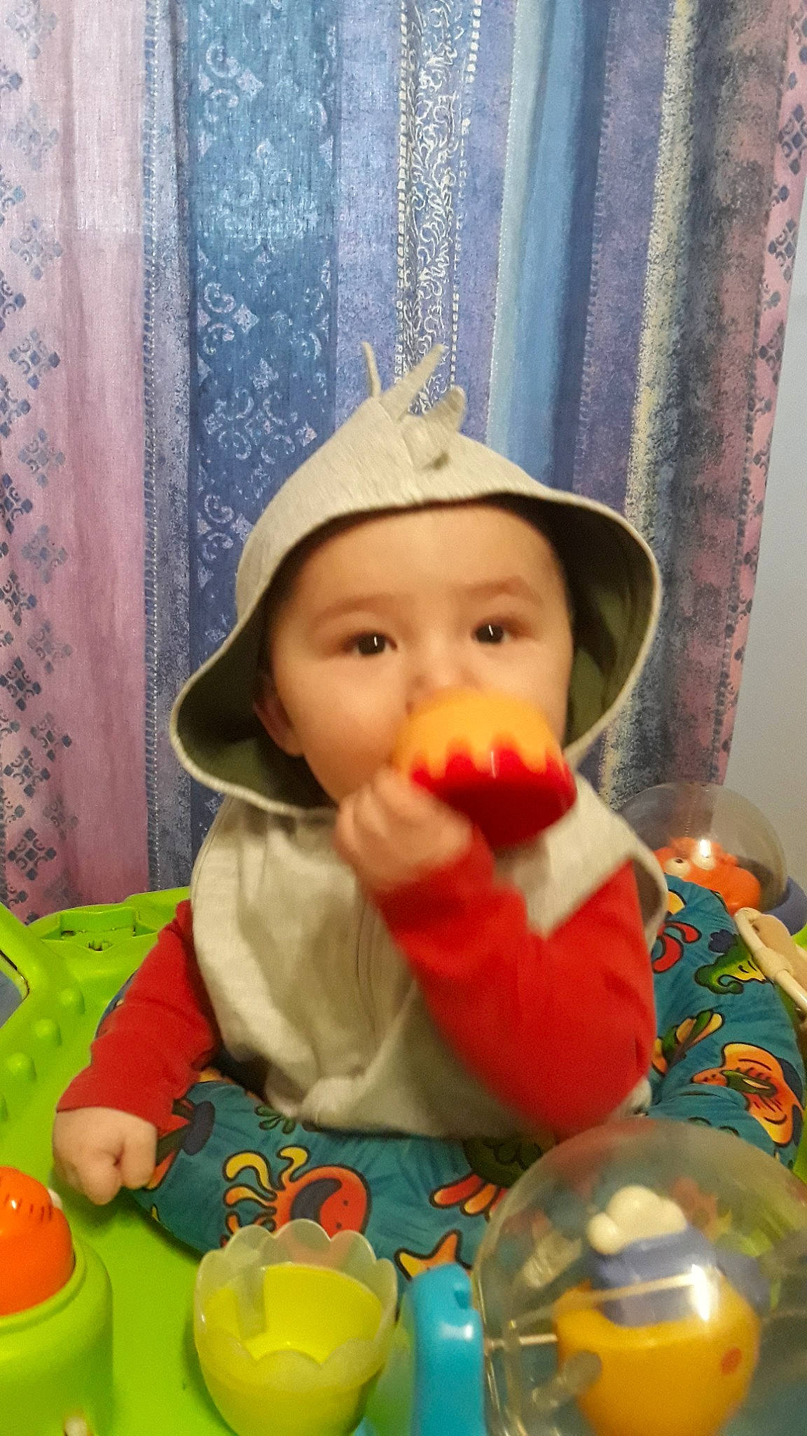 Ayden participe au concours pour gagner de l'argent avec cette photo : child, headwear, person, play, toddler