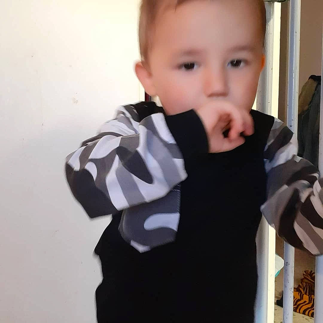 Ayden a rejoint le concours — aidez-le/la à gagner de superbes lots ! baby, cheek, child, neck, outerwear, person, sleeve, toddler