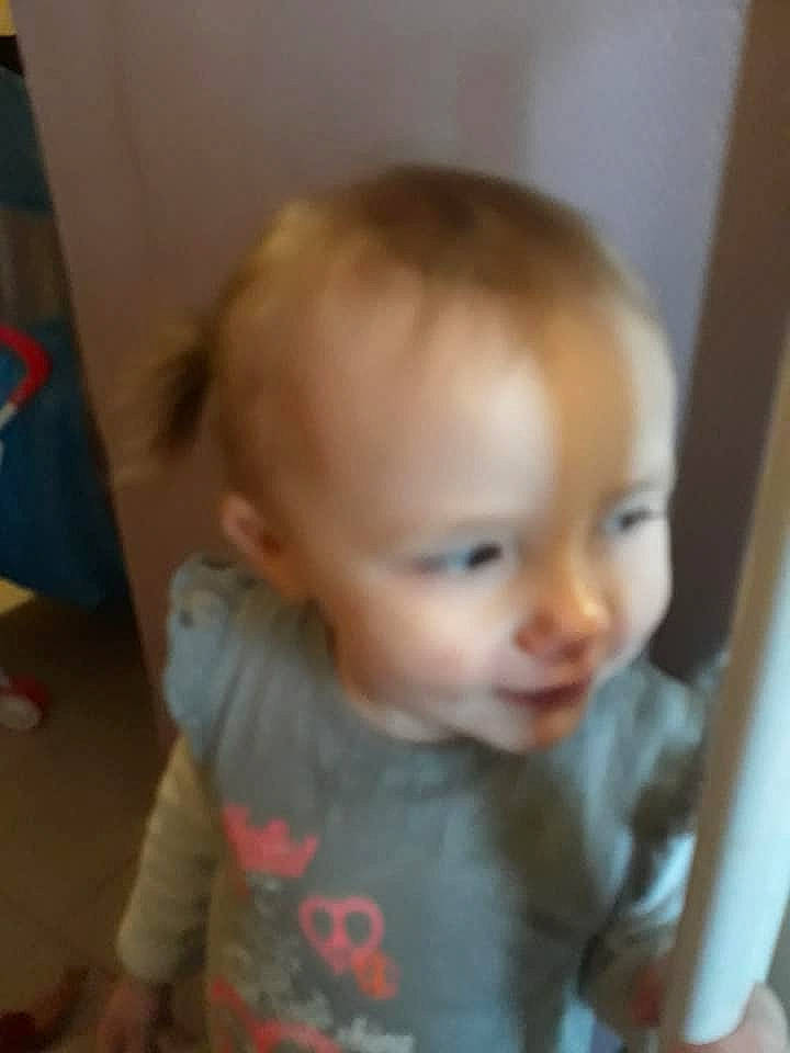 Léa participe au concours pour gagner de l'argent avec cette photo : baby, blond, cheek, child, chin, ear, eye, eyebrow, face, forehead, hair, hairstyle, head, iris, lip, mouth, nose, person, skin, standing