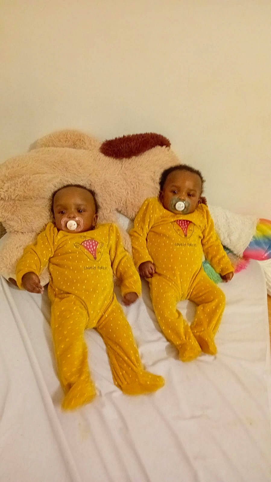 Maryne a rejoint le concours — aidez-le/la à gagner de superbes lots ! baby, baby_products, baby_toddler_clothing, baby_toys, child, comfort, flooring, fun, fur, gesture, happy, linens, person, plush, room, skin, sleeve, stuffed_toy, teddy_bear, toddler