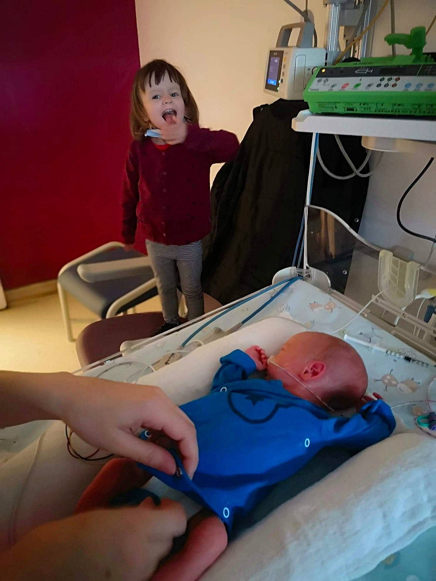 Mylhan a rejoint le concours — aidez-le/la à gagner de superbes lots ! arm, baby, birth, child, childbirth, finger, hand, hospital, leg, patient, person, service