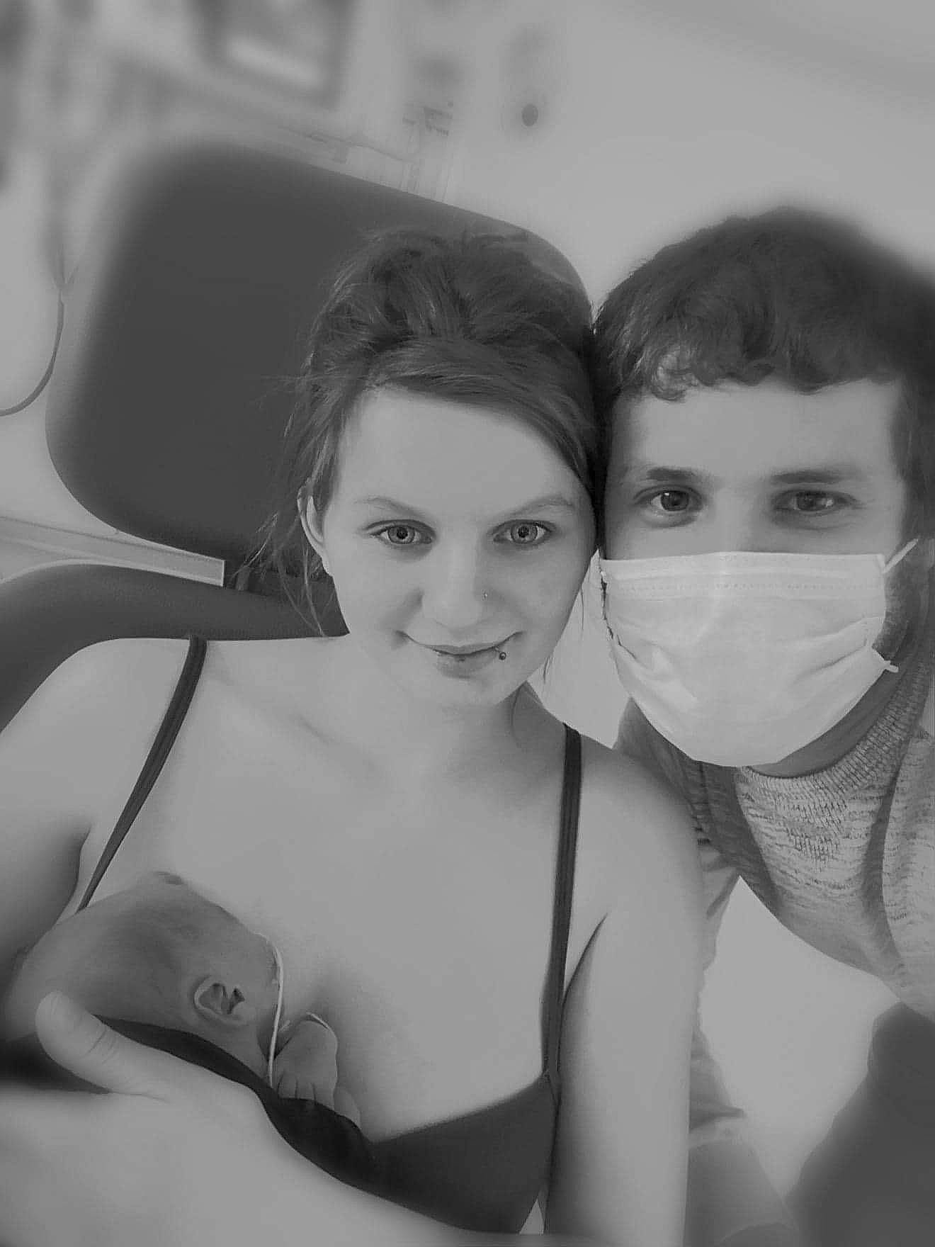 Mylhan participe au concours pour gagner de l'argent avec cette photo : beauty, black, black_and_white, child, eye, face, facial_expression, fun, head, joy, leg, lip, monochrome, monochrome_photography, people, person, photograph, photography, skin, smile