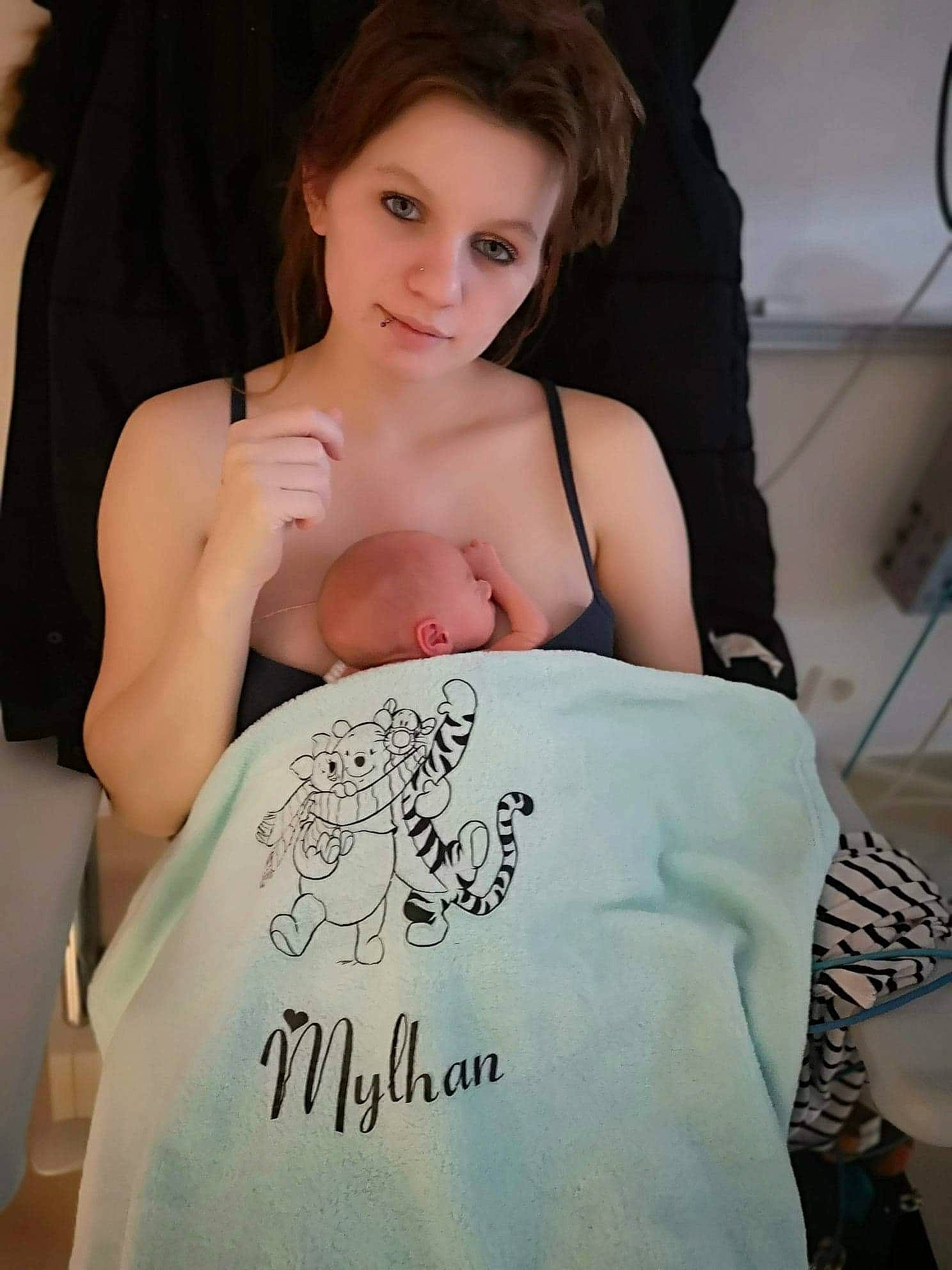 Mylhan a rejoint le concours — aidez-le/la à gagner de superbes lots ! arm, black_hair, chest, flesh, joint, person, shoulder