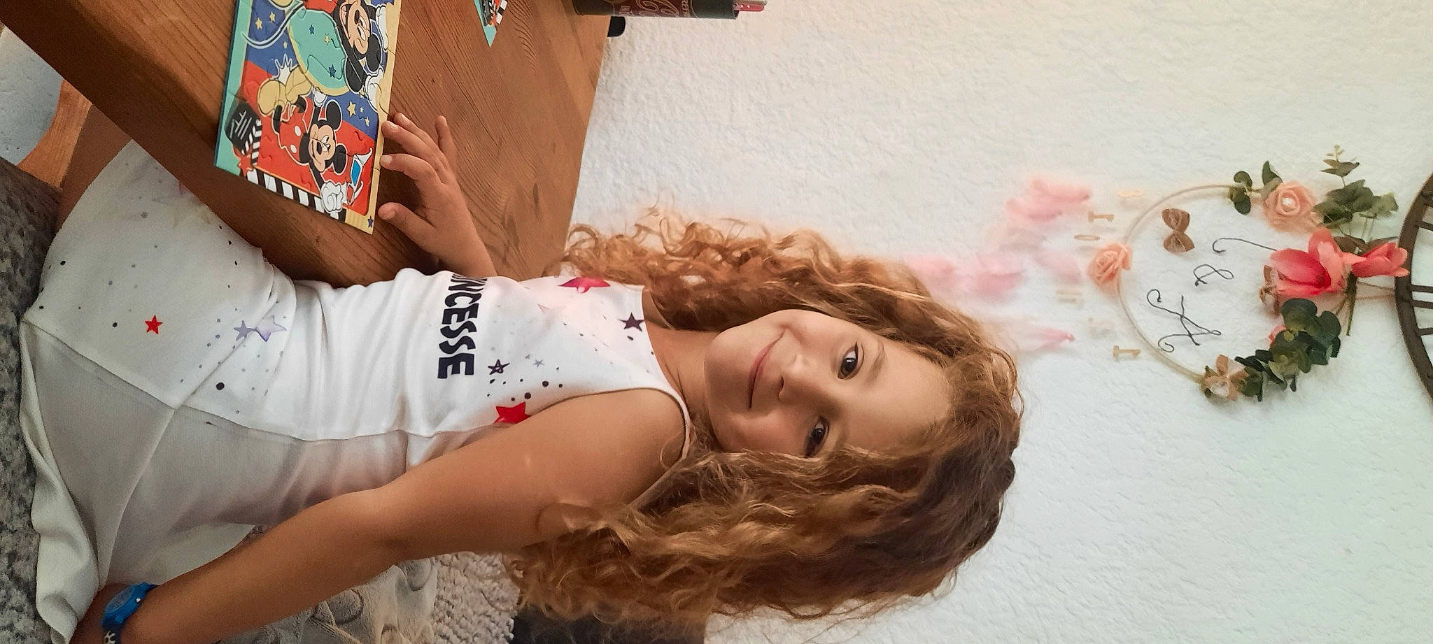 Valentine a rejoint le concours — aidez-le/la à gagner de superbes lots ! beauty, blond, brown_hair, child, design, eyewear, fun, grass, happy, human, human_leg, joy, person, plant, portrait_photography, room, sitting, skin, summer, textile