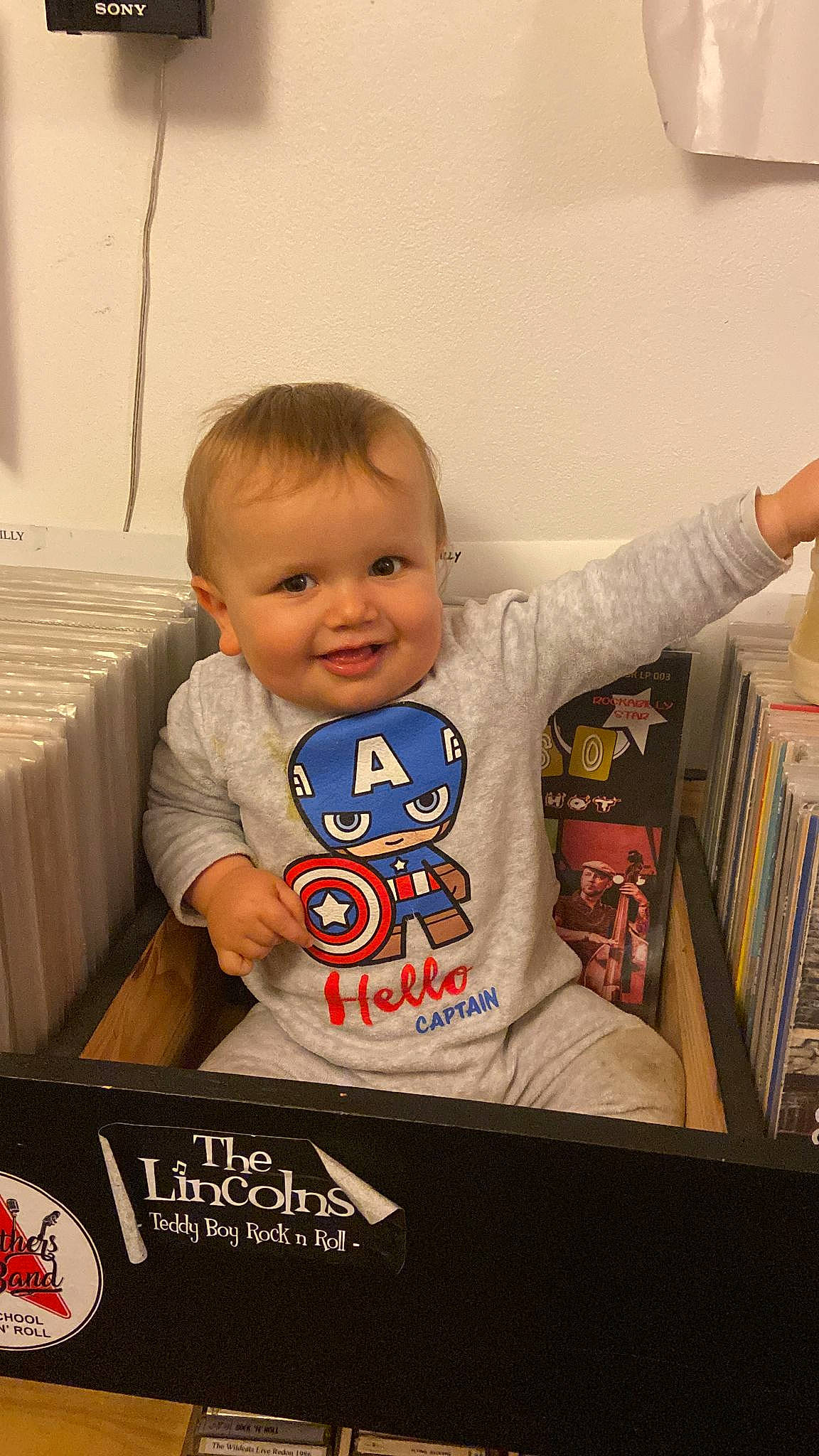 Ethan a rejoint le concours — aidez-le/la à gagner de superbes lots ! baby, baby_products, baby_toddler_clothing, bookcase, box, chair, child, couch, fun, home_appliance, joy, logo, person, publication, room, shelf, shelving, sitting, sleeve, smile