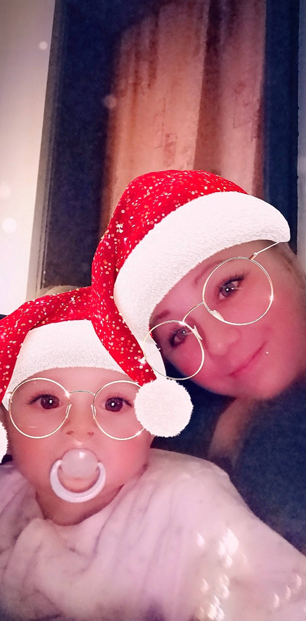 Océane participe au concours pour gagner de l'argent avec cette photo : baby_toddler_clothing, cap, child, chin, costume_hat, ear, event, eyebrow, eyelash, eyewear, fawn, glasses, happy, headgear, headwear, knit_cap, lip, magenta, nose, person