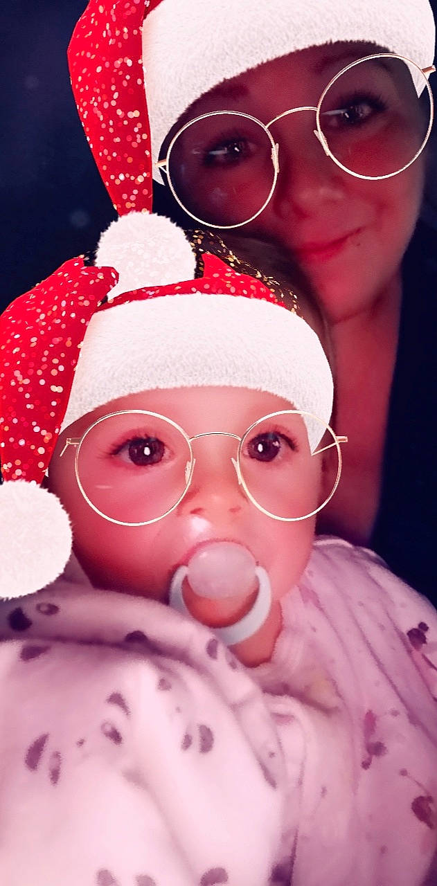 Océane a rejoint le concours — aidez-le/la à gagner de superbes lots ! cheek, chin, eye, eyebrow, eyewear, face, glasses, goggles, happy, head, headgear, light, lip, nose, organ, person, pink, red, smile, vision_care