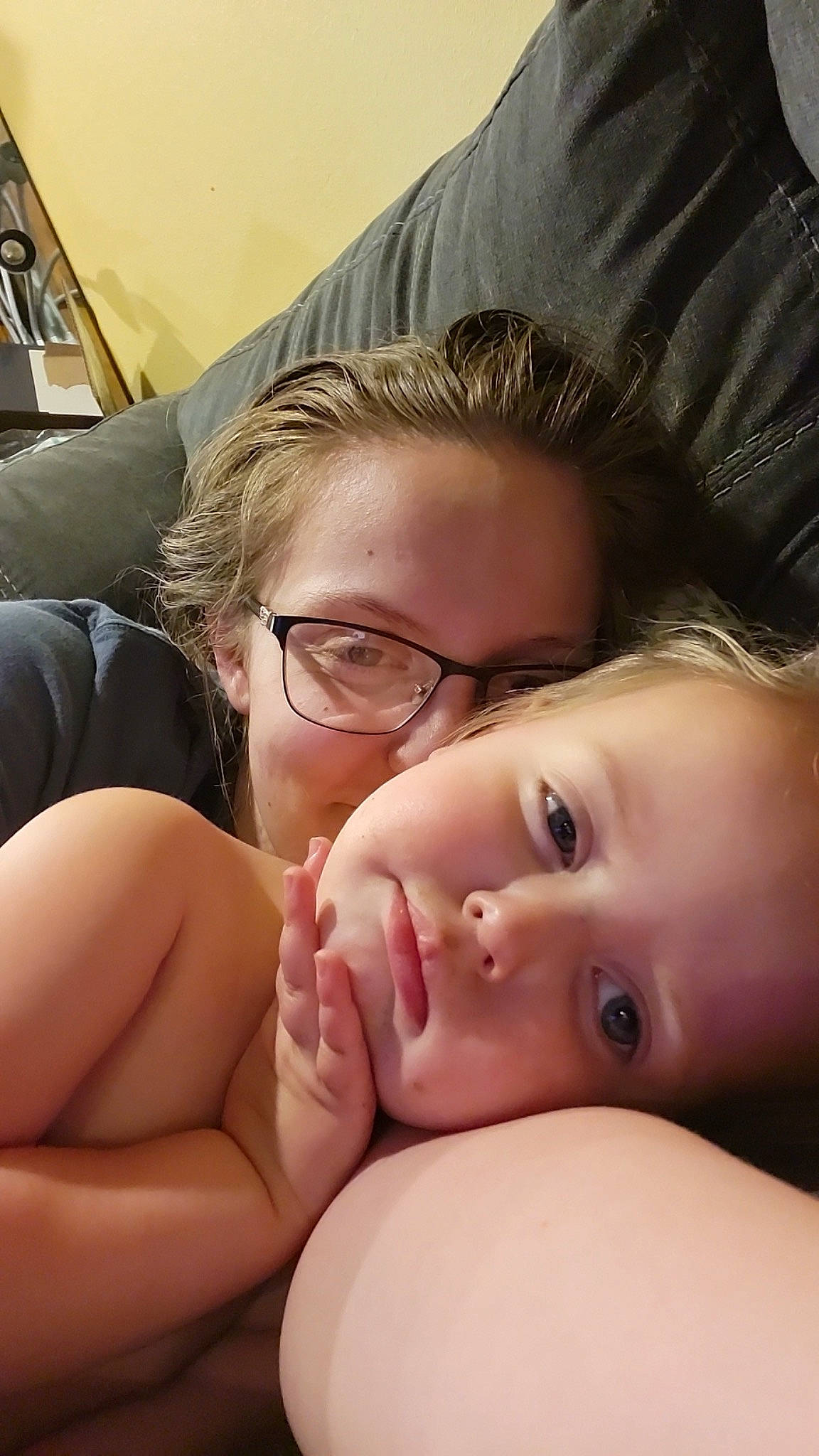 Tessa is registered to the contest to win money with this photo: cheek, chin, eye, eyebrow, eyelash, glasses, hair, hand, human_body, joint, lip, mouth, muscle, neck, nose, person, shoulder, skin, smile, vertebrate