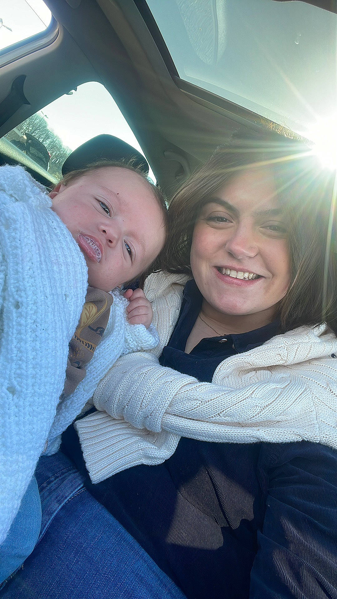 Elyo a rejoint le concours — aidez-le/la à gagner de superbes lots ! comfort, cool, facial_expression, finger, flash_photography, fun, gesture, hairstyle, hand, happy, interaction, iris, joy, mouth, people, person, skin, smile, toddler, tree