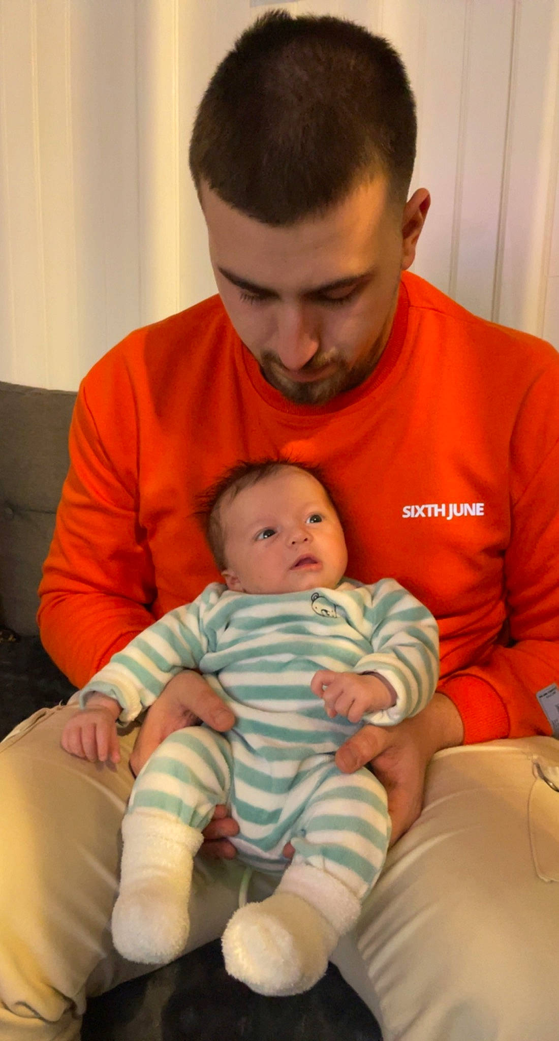 Elyo participe au concours pour gagner de l'argent avec cette photo : abdomen, arm, baby, cheek, child, comfort, couch, facial_expression, finger, fun, hairstyle, human, lap, leg, mouth, muscle, organ, person, skin, t_shirt