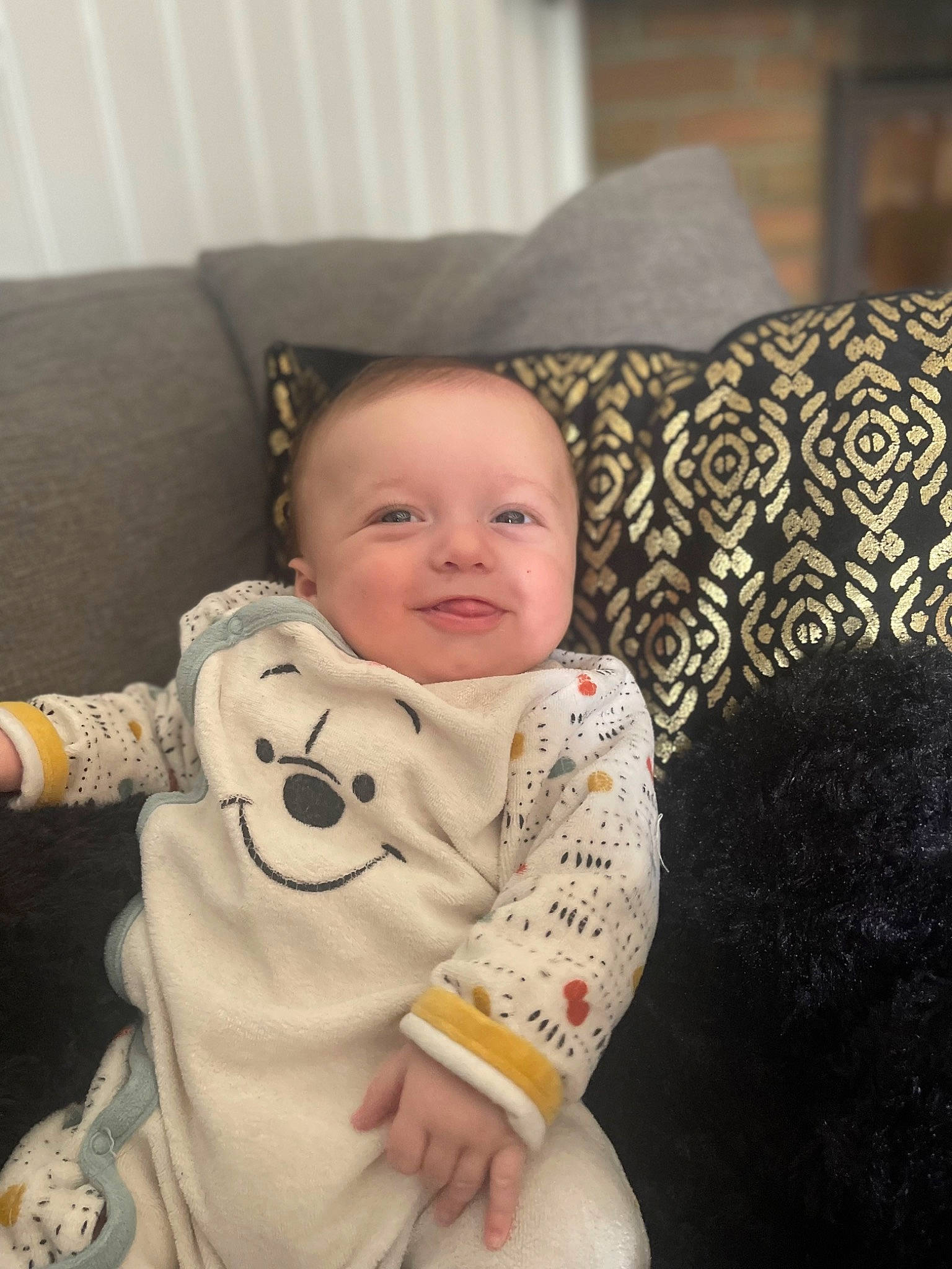 Elyo a rejoint le concours — aidez-le/la à gagner de superbes lots ! baby, baby_toddler_clothing, cheek, child, comfort, couch, eye, face, happy, head, joy, lap, living_room, mammal, person, room, sitting, sleeve, smile, textile