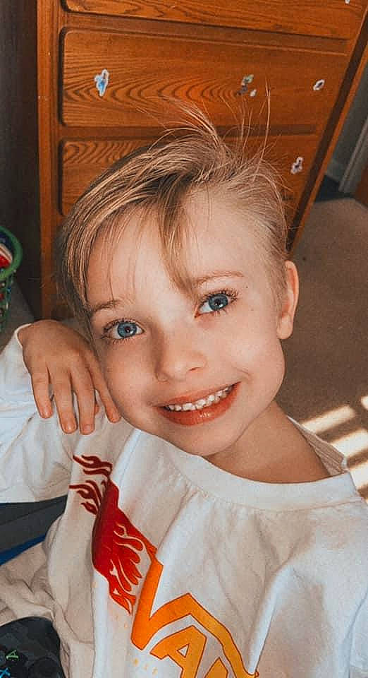 Keith is registered to the contest to win money with this photo: chin, dress, eye, eyebrow, eyelash, face, facial_expression, gesture, hair, hairstyle, happy, head, human_body, iris, joy, lip, nose, person, skin, smile