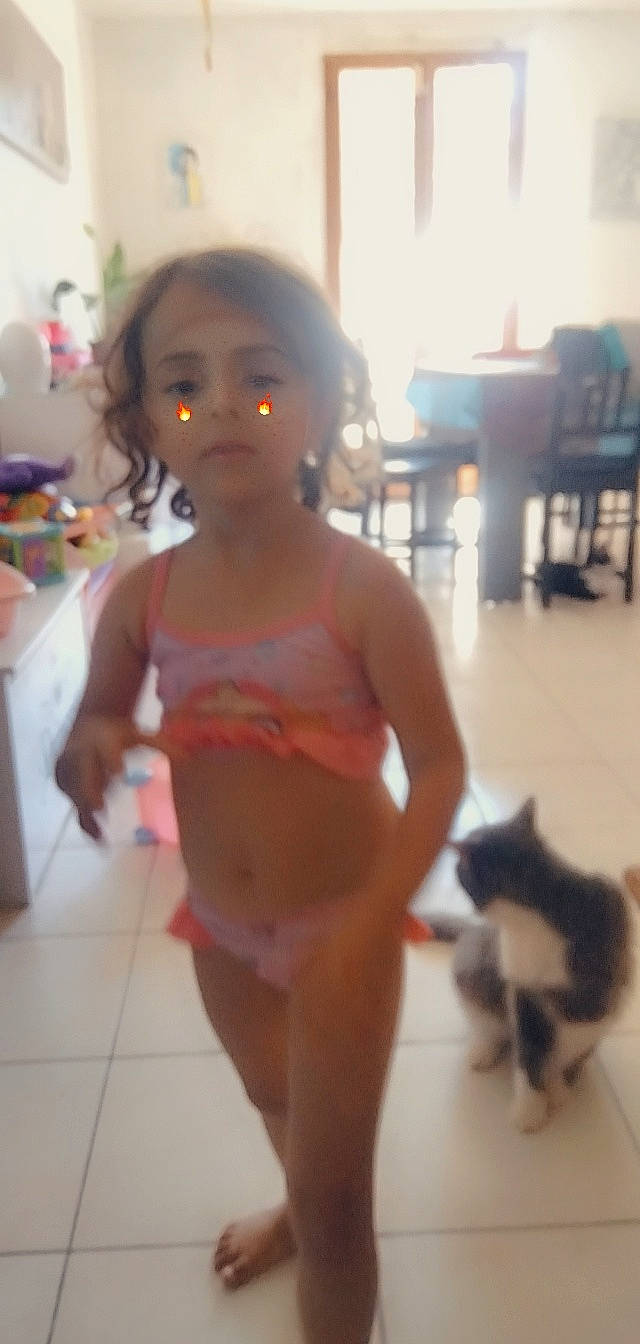 Anaïs a rejoint le concours — aidez-le/la à gagner de superbes lots ! abdomen, carnivore, chest, companion_dog, felidae, floor, flooring, fun, happy, human_leg, joint, knee, leg, mammal, neck, person, shoulder, small_to_medium_sized_cats, thigh, toddler