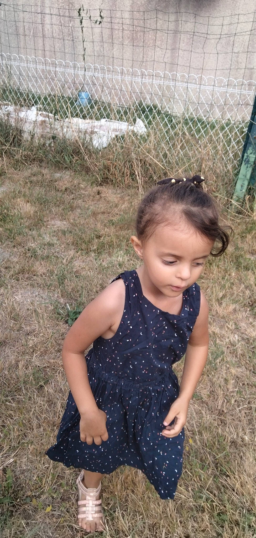 Anaïs participe au concours pour gagner de l'argent avec cette photo : baby, baby_toddler_clothing, clothing, day_dress, dress, electric_blue, face, fence, grass, hair, happy, head, mesh, people_in_nature, person, plant, sleeve, toddler, tree, waist