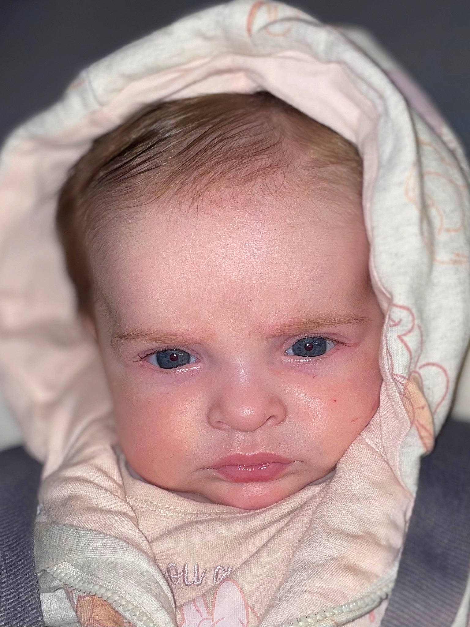 Mayanna participe au concours pour gagner de l'argent avec cette photo : baby, baby_toddler_clothing, cheek, chin, eye, eyebrow, eyelash, face, facial_expression, flash_photography, head, iris, lip, mammal, mouth, nose, person, skin, sleeve, textile