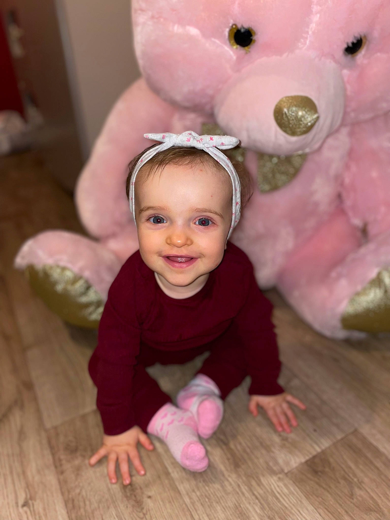 Mayanna participe au concours pour gagner de l'argent avec cette photo : baby, baby_toddler_clothing, child, costume_hat, event, face, floor, flooring, fun, happy, hardwood, joy, magenta, mammal, person, pink, skin, smile, toddler, white