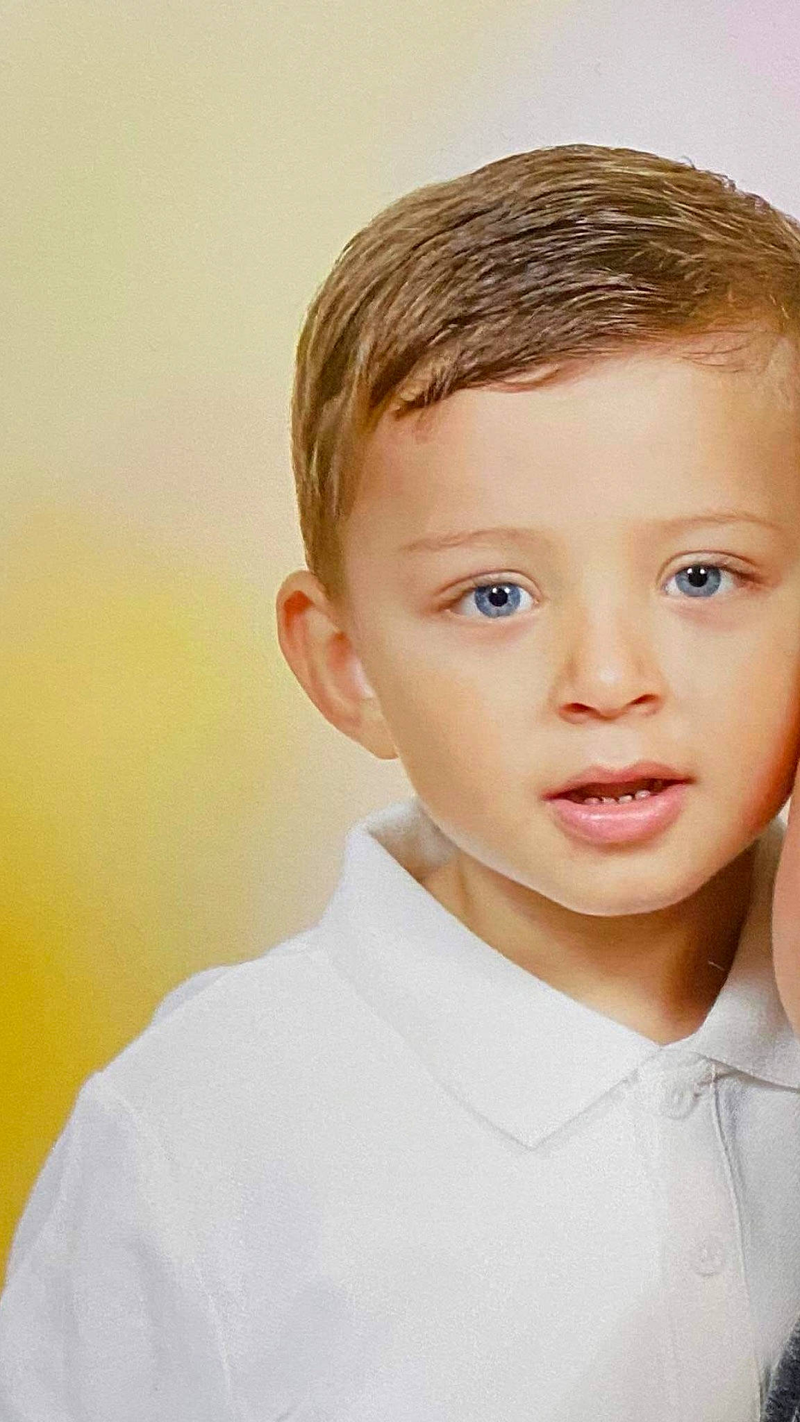 Fares a rejoint le concours — aidez-le/la à gagner de superbes lots ! baby_toddler_clothing, blond, cheek, collar, dress_shirt, ear, eye, eyelash, face, flash_photography, formal_wear, gesture, happy, iris, jaw, lip, no_expression, nose, person, sleeve