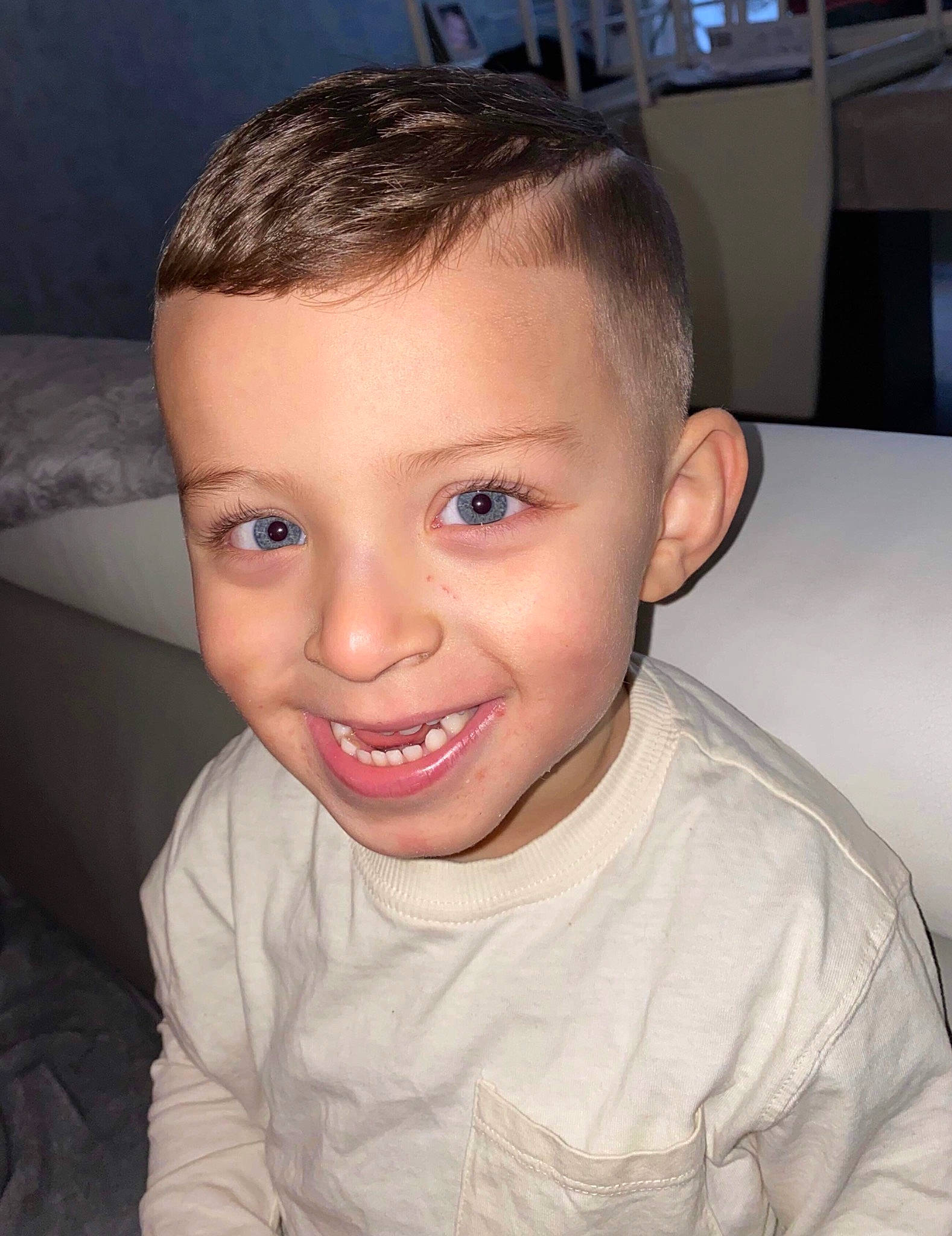 Fares participe au concours pour gagner de l'argent avec cette photo : caesar_cut, cheek, chest, ear, eyebrow, eyelash, flash_photography, forehead, fun, happy, iris, jaw, joy, lip, mouth, neck, nose, person, skin, smile