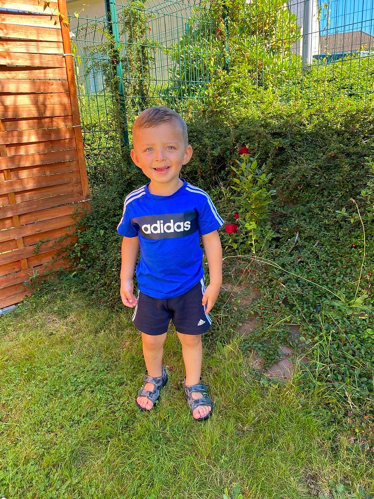 Fares participe au concours pour gagner de l'argent avec cette photo : baby_toddler_clothing, electric_blue, eye, garden, grass, grass_family, happy, joy, landscape, lawn, leg, leisure, people_in_nature, person, plant, recreation, shorts, shrub, t_shirt, thigh