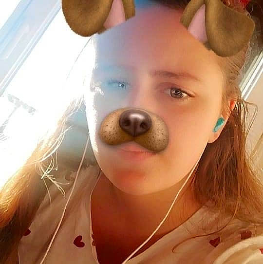 Julia participe au concours pour gagner de l'argent avec cette photo : beauty, carnivore, chin, cool, ear, eyebrow, eyelash, eyewear, fawn, fun, happy, iris, jaw, lip, mouth, neck, nose, person, skin, vertebrate