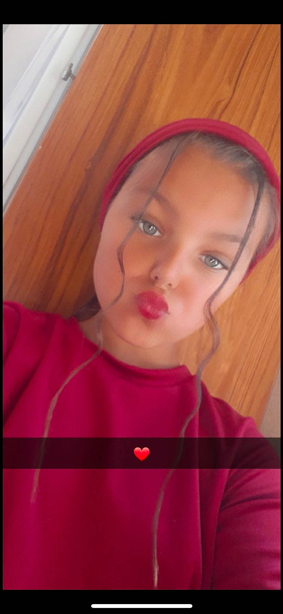 Djaden participe au concours pour gagner de l'argent avec cette photo : cheek, chin, cool, eye, eyebrow, eyelash, forehead, happy, iris, jaw, lip, magenta, mouth, nose, person, pink, red, sleeve, t_shirt, tints_and_shades