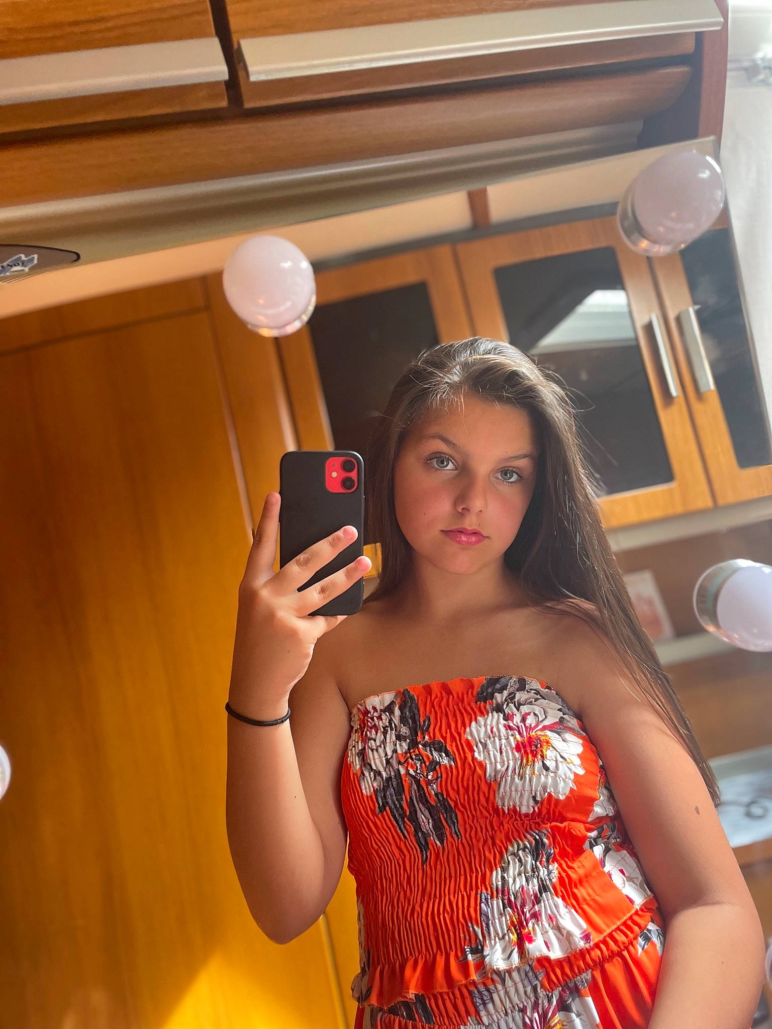 Djaden participe au concours pour gagner de l'argent avec cette photo : abdomen, arm, audio_equipment, black_hair, chest, eyelash, fashion_design, finger, fun, hair, human_leg, joint, leisure, long_hair, mobile_phone, person, shoulder, thigh, trunk, waist