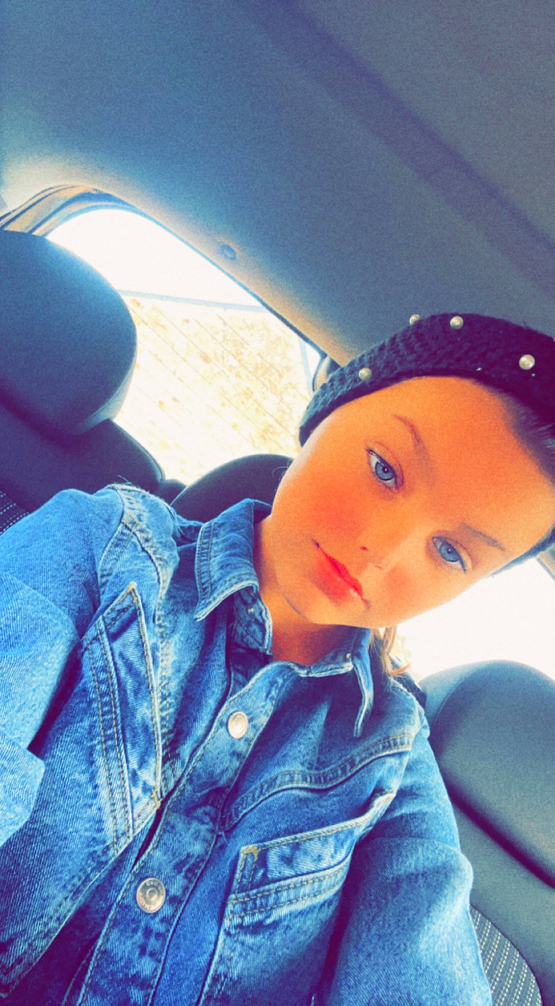 Djaden a rejoint le concours — aidez-le/la à gagner de superbes lots ! baseball_cap, black_hair, cap, car_seat, child, cool, denim, doll, electric_blue, eye, eyebrow, eyewear, happy, hat, lip, nose, person, selfie, tints_and_shades, toy