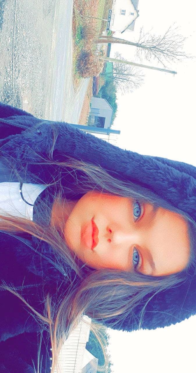 Djaden participe au concours pour gagner de l'argent avec cette photo : azure, brown_hair, electric_blue, eyebrow, eyelash, face, freezing, fur, grass, lip, nose, person, plant, skin, sky, street_fashion, textile, tints_and_shades, tree, winter