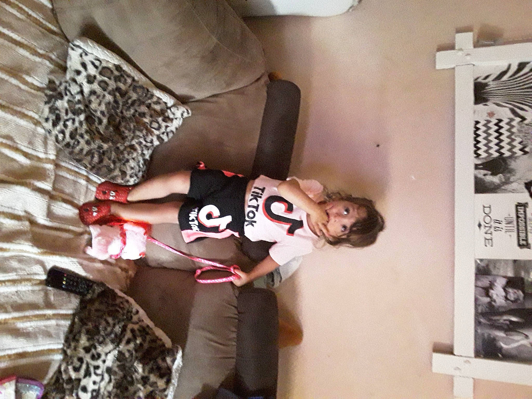 Lyana participe au concours pour gagner de l'argent avec cette photo : arm, art, elbow, event, fashion_design, fun, human_leg, joint, knee, leg, pattern, person, room, shorts, sportswear, t_shirt, textile, thigh, visual_arts