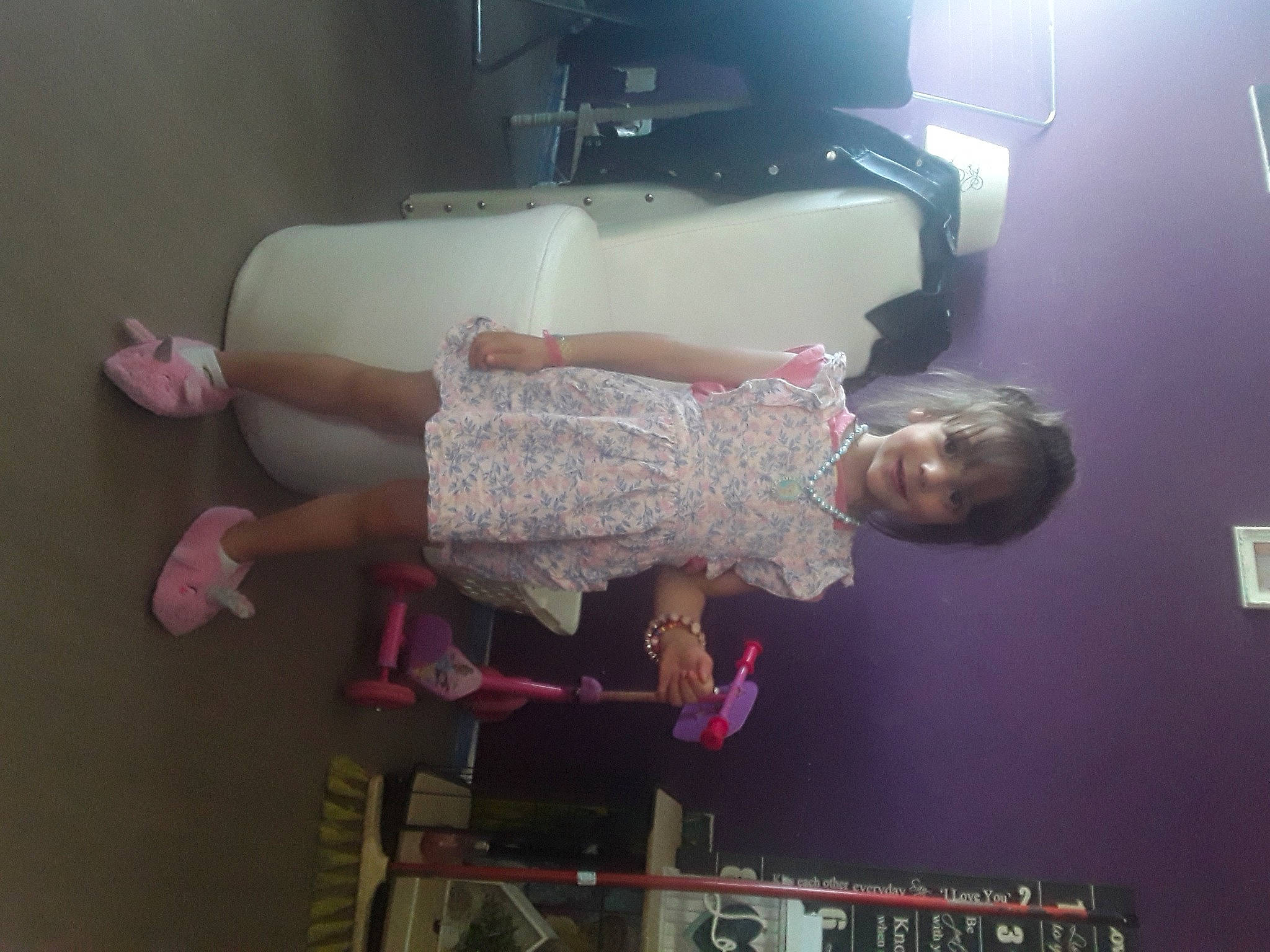 Lyana a rejoint le concours — aidez-le/la à gagner de superbes lots ! day_dress, elbow, entertainment, event, fashion_design, flesh, fun, human_leg, joint, joy, knee, leg, magenta, performance, person, pink, room, sandal, thigh, trunk