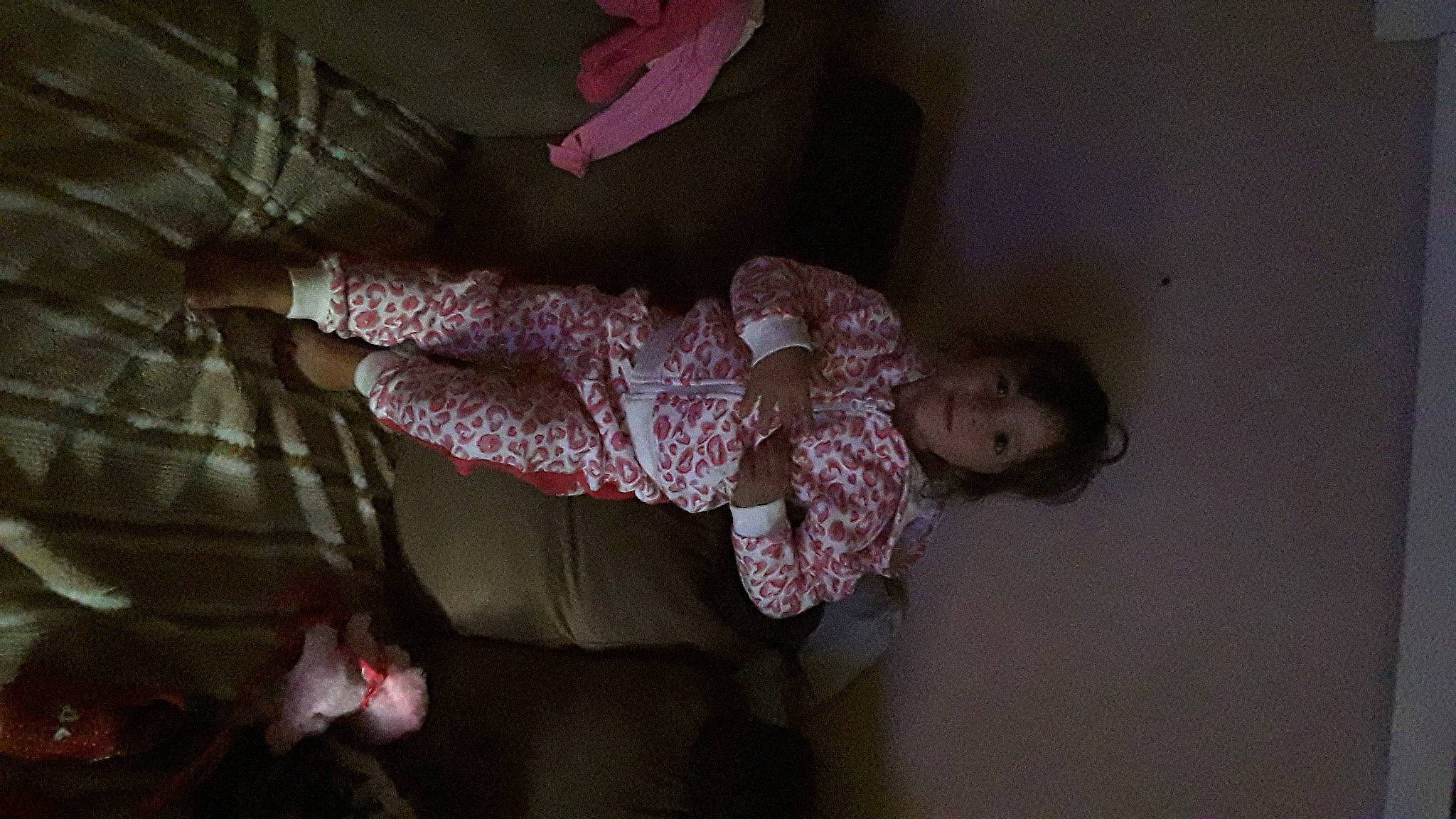 Lyana participe au concours pour gagner de l'argent avec cette photo : baby, baby_toddler_clothing, child, comfort, flesh, fun, magenta, person, pink, room, smile, textile, toddler, under_exposed