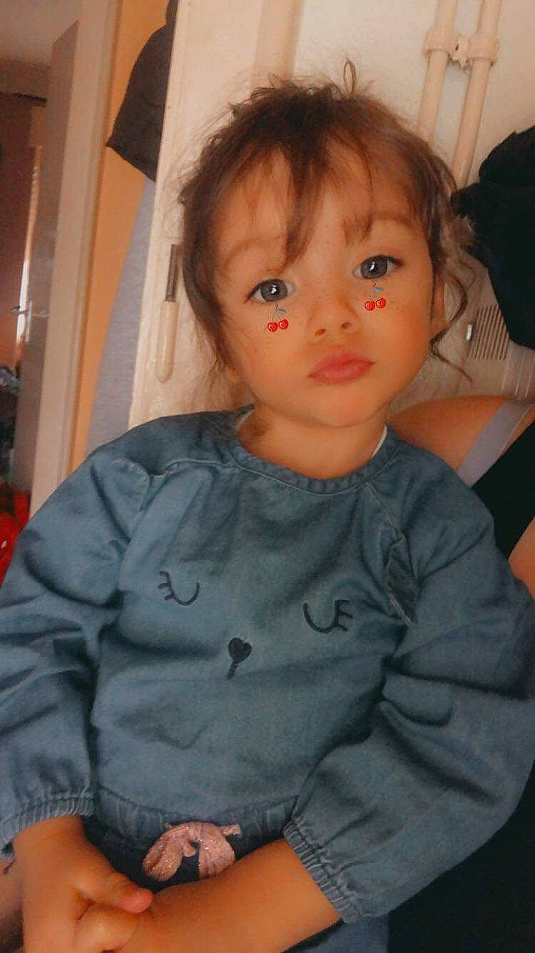 Lyana a rejoint le concours — aidez-le/la à gagner de superbes lots ! baby_toddler_clothing, brown_hair, cheek, child, chin, ear, eyelash, forehead, fun, hairstyle, iris, joint, lip, nose, person, shoulder, skin, sleeve, standing, t_shirt