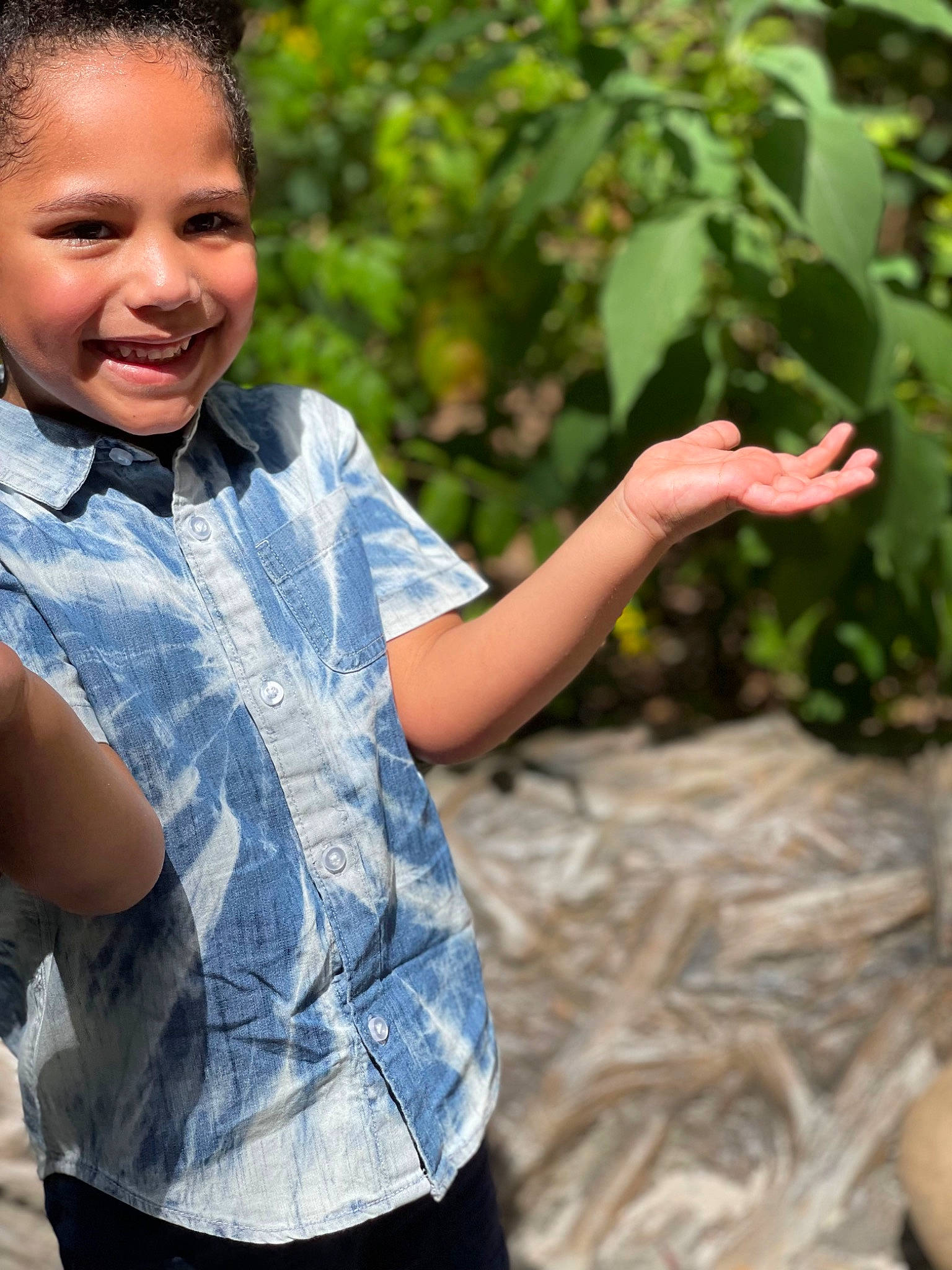 Makih is registered to the contest to win money with this photo: belt, bracelet, child, denim, finger, fun, gesture, grass, happy, jewellery, joy, leisure, people_in_nature, person, plant, sitting, sleeve, smile, soil, t_shirt