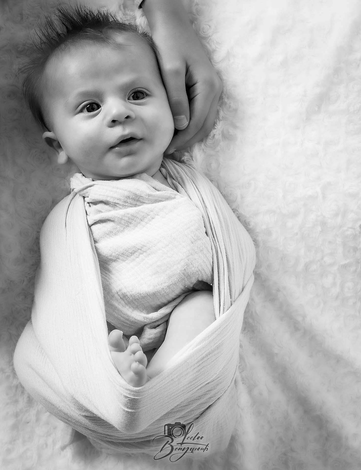 Alexandro participe au concours pour gagner de l'argent avec cette photo : arm, art, baby, baby_toddler_clothing, black_and_white, cheek, eye, flash_photography, gesture, happy, head, human_body, lip, monochrome, monochrome_photography, people_in_nature, person, sleeve, smile, style