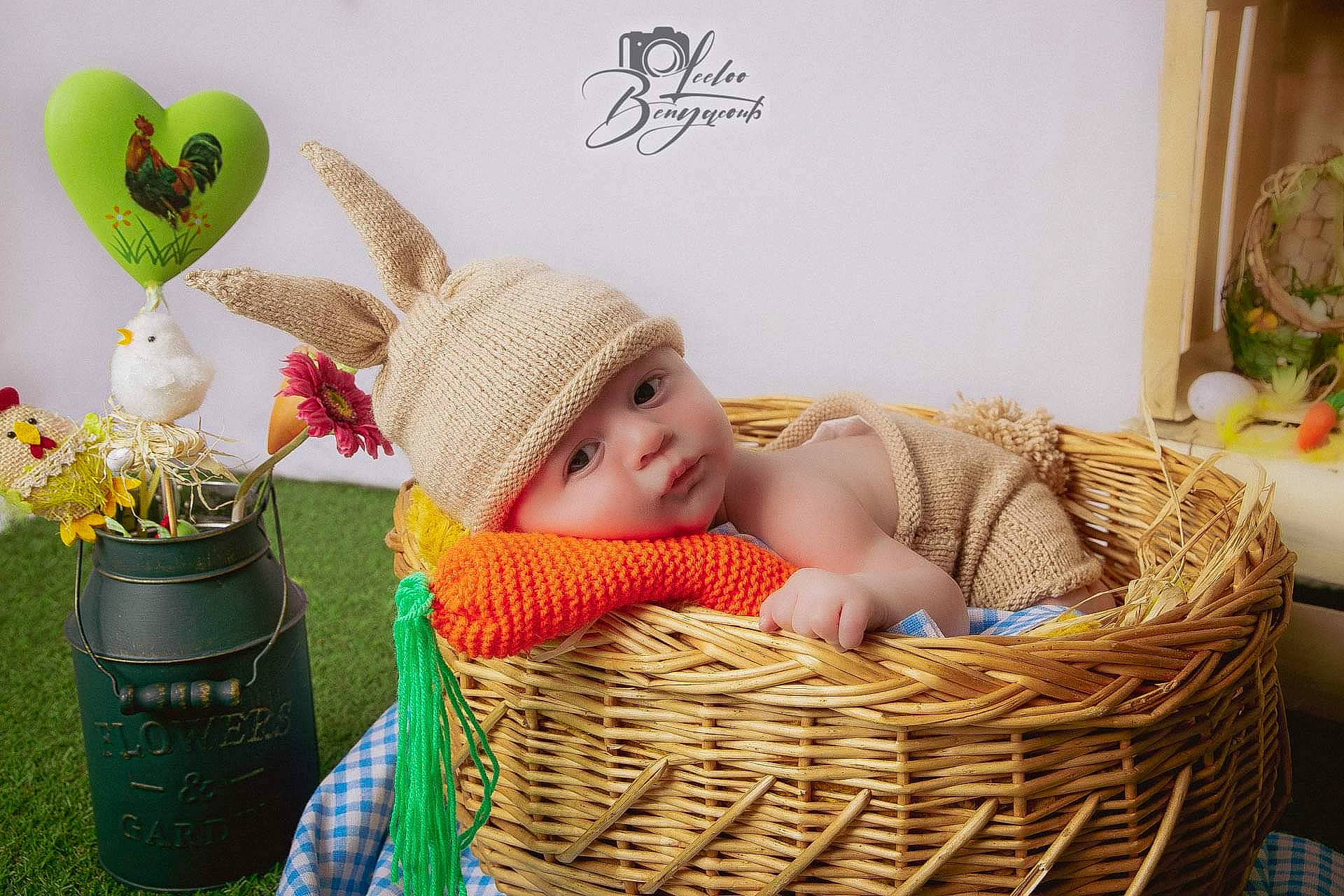 Alexandro a rejoint le concours — aidez-le/la à gagner de superbes lots ! baby, baby_toddler_clothing, basket, cap, child, costume_hat, event, fashion_accessory, font, grass, happy, hat, headwear, holiday, people_in_nature, person, picnic_basket, product, storage_basket, sun_hat